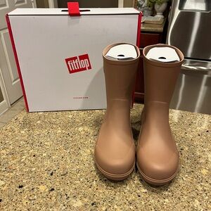 Fit flop rain boots by Wonderwelly in a nice tan color size 11. New in box
